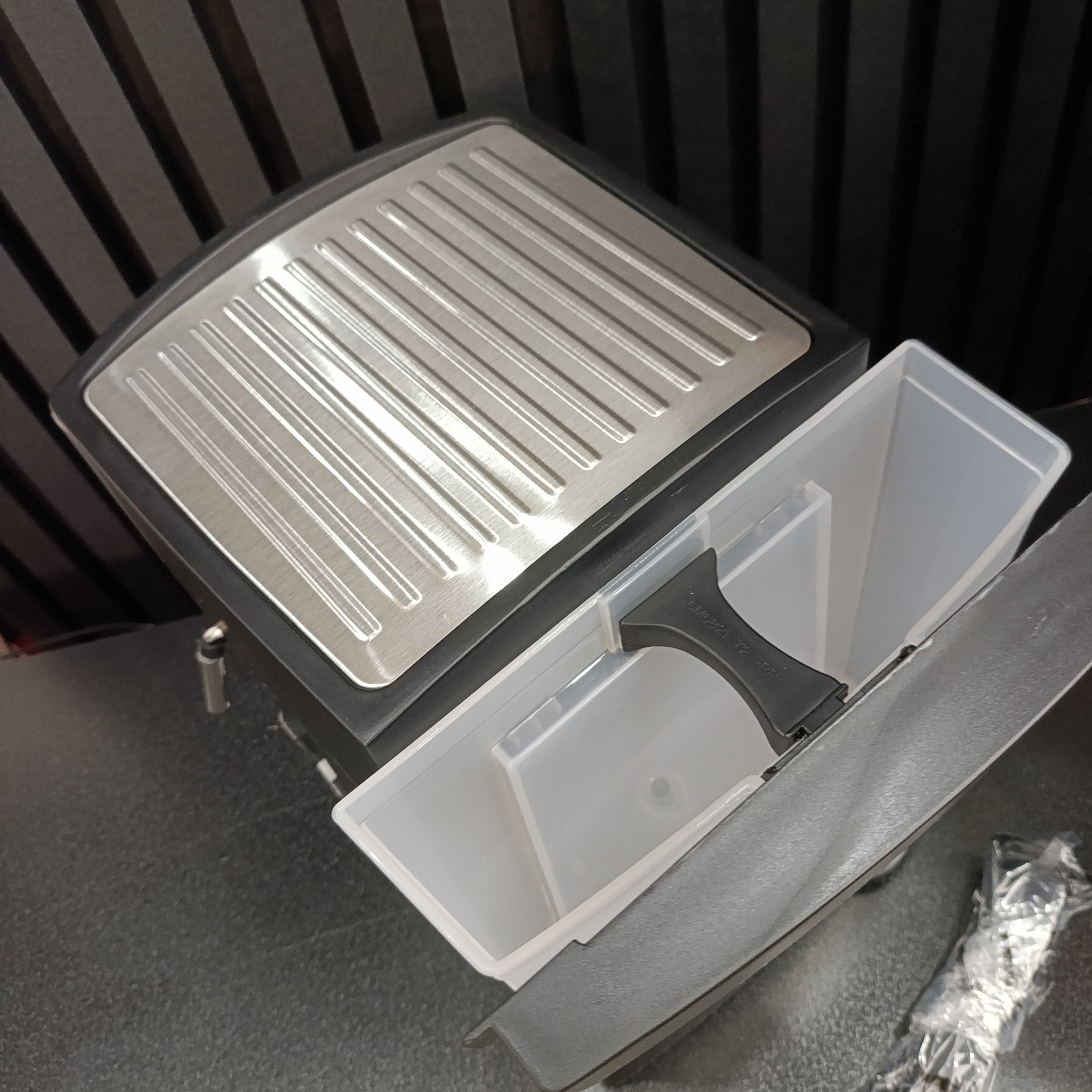 اسپرسوساز زیگما مدل 333 با طراحی شیک، عملکرد حرفه‌ای، نازل بخار قدرتمند و کیفیت ساخت بالا