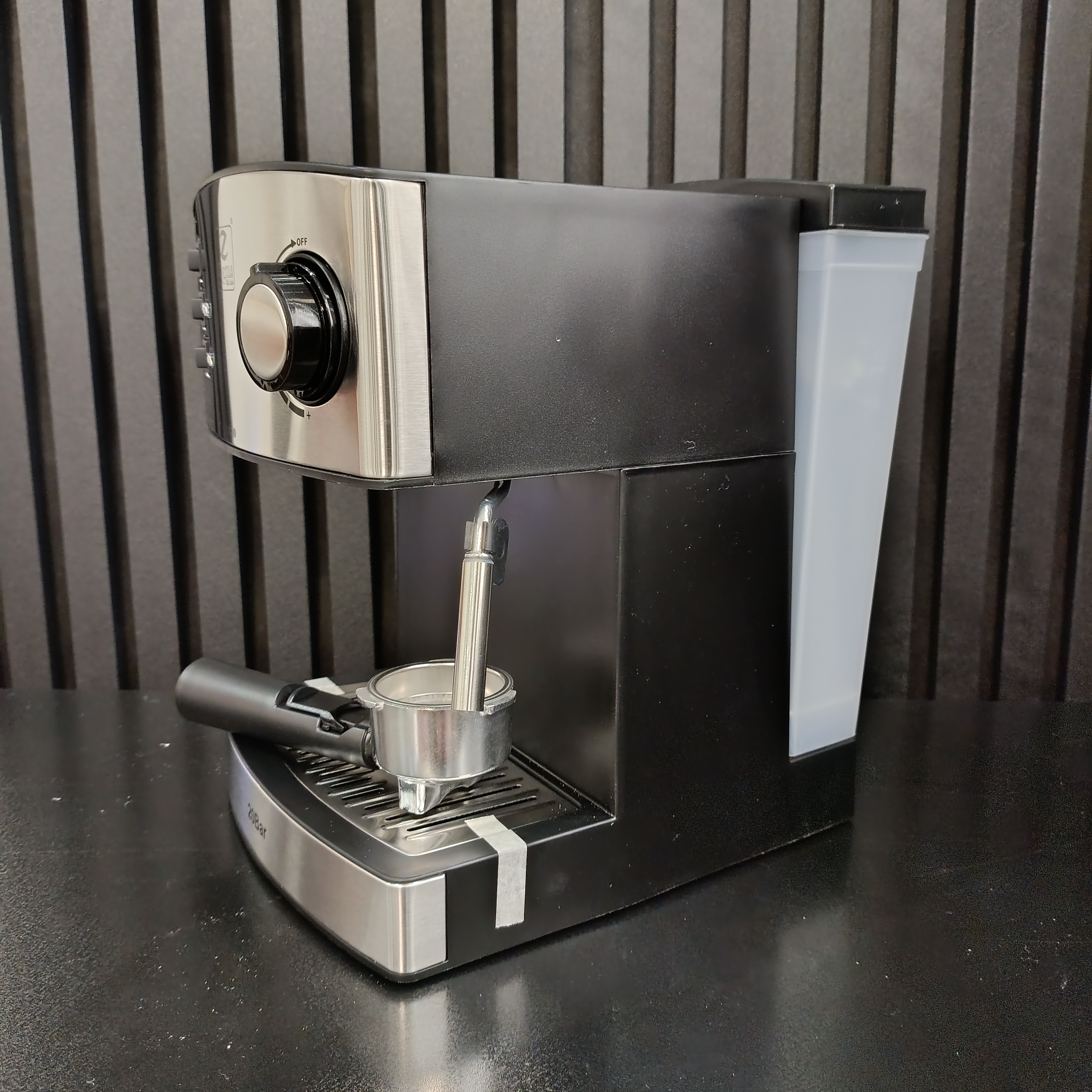 اسپرسوساز زیگما مدل 333 با طراحی شیک، عملکرد حرفه‌ای، نازل بخار قدرتمند و کیفیت ساخت بالا