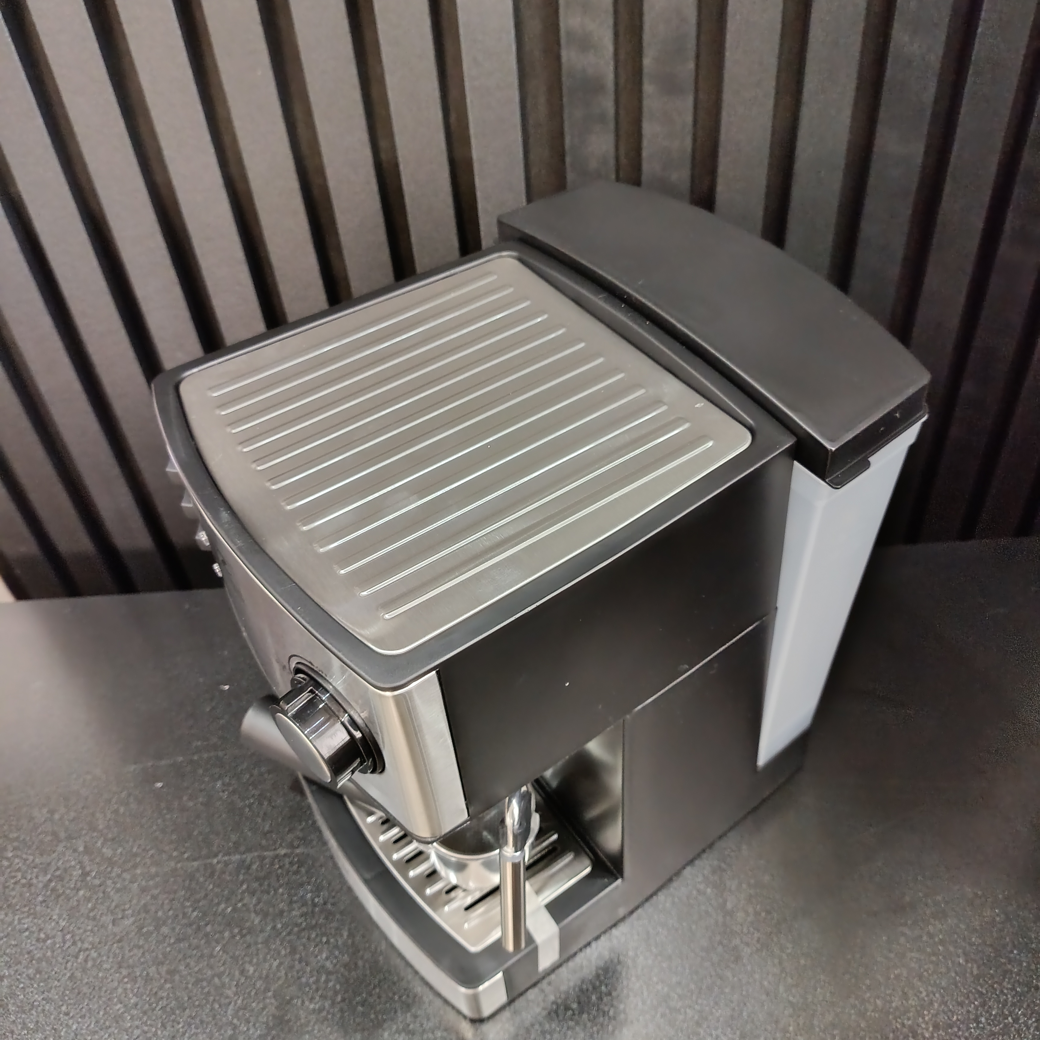 اسپرسوساز زیگما مدل 333 با طراحی شیک، عملکرد حرفه‌ای، نازل بخار قدرتمند و کیفیت ساخت بالا