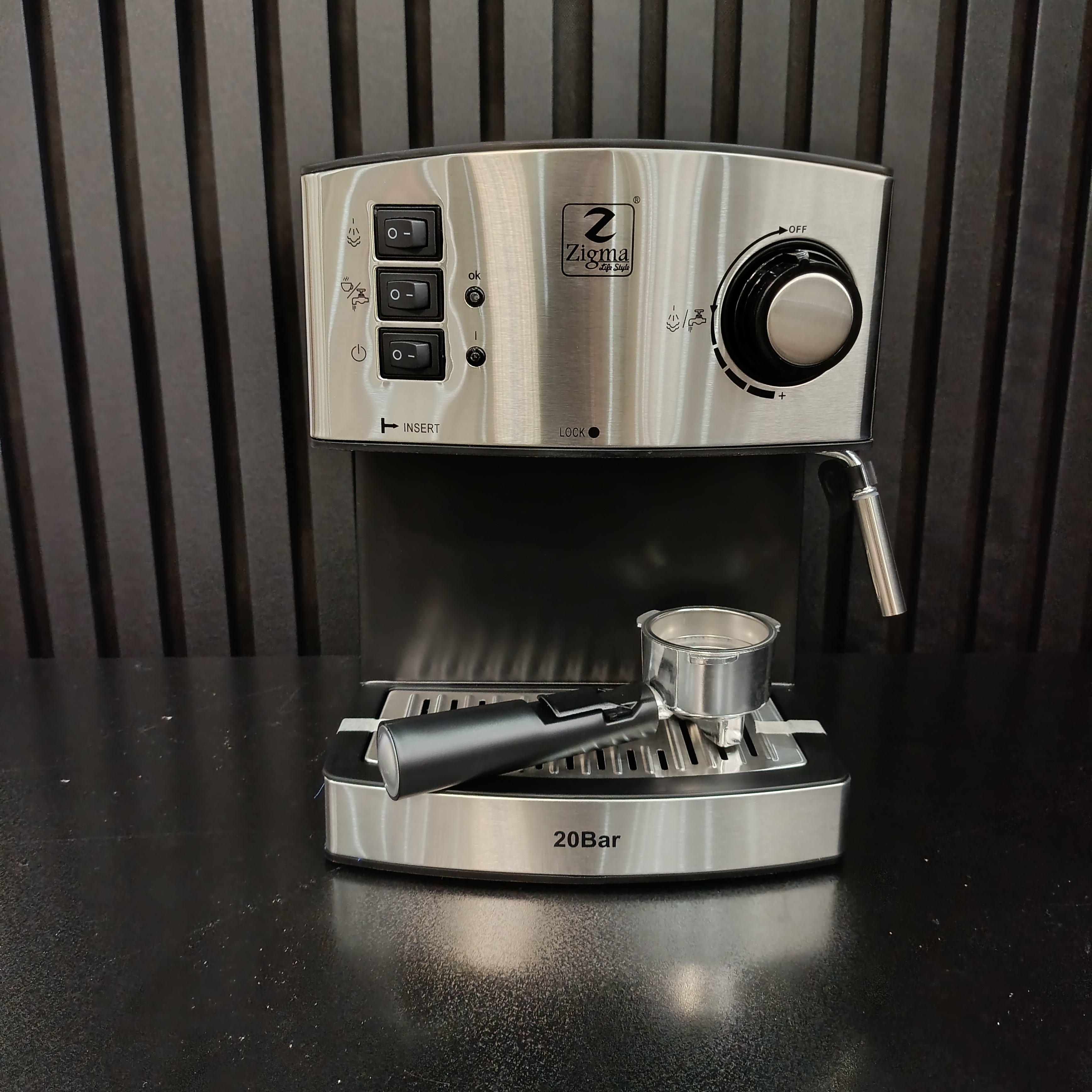 اسپرسوساز زیگما مدل 333 با طراحی شیک، عملکرد حرفه‌ای، نازل بخار قدرتمند و کیفیت ساخت بالا