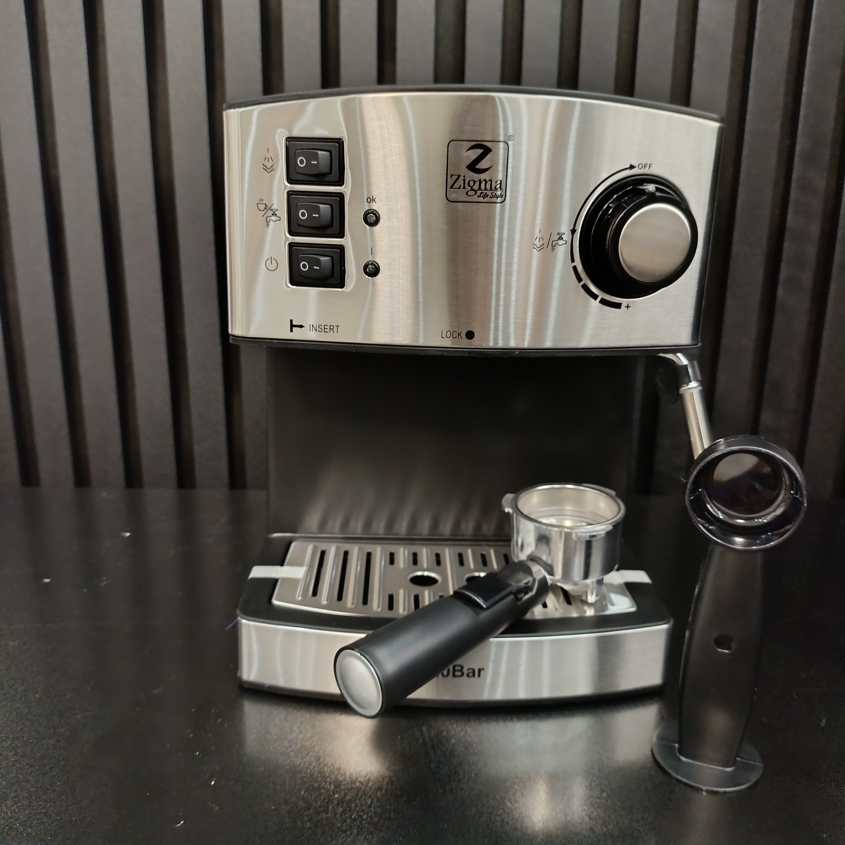 اسپرسوساز زیگما مدل 333 با طراحی شیک، عملکرد حرفه‌ای، نازل بخار قدرتمند و کیفیت ساخت بالا